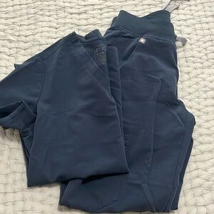 Excellent condition women’s Figs scrub set size XXS